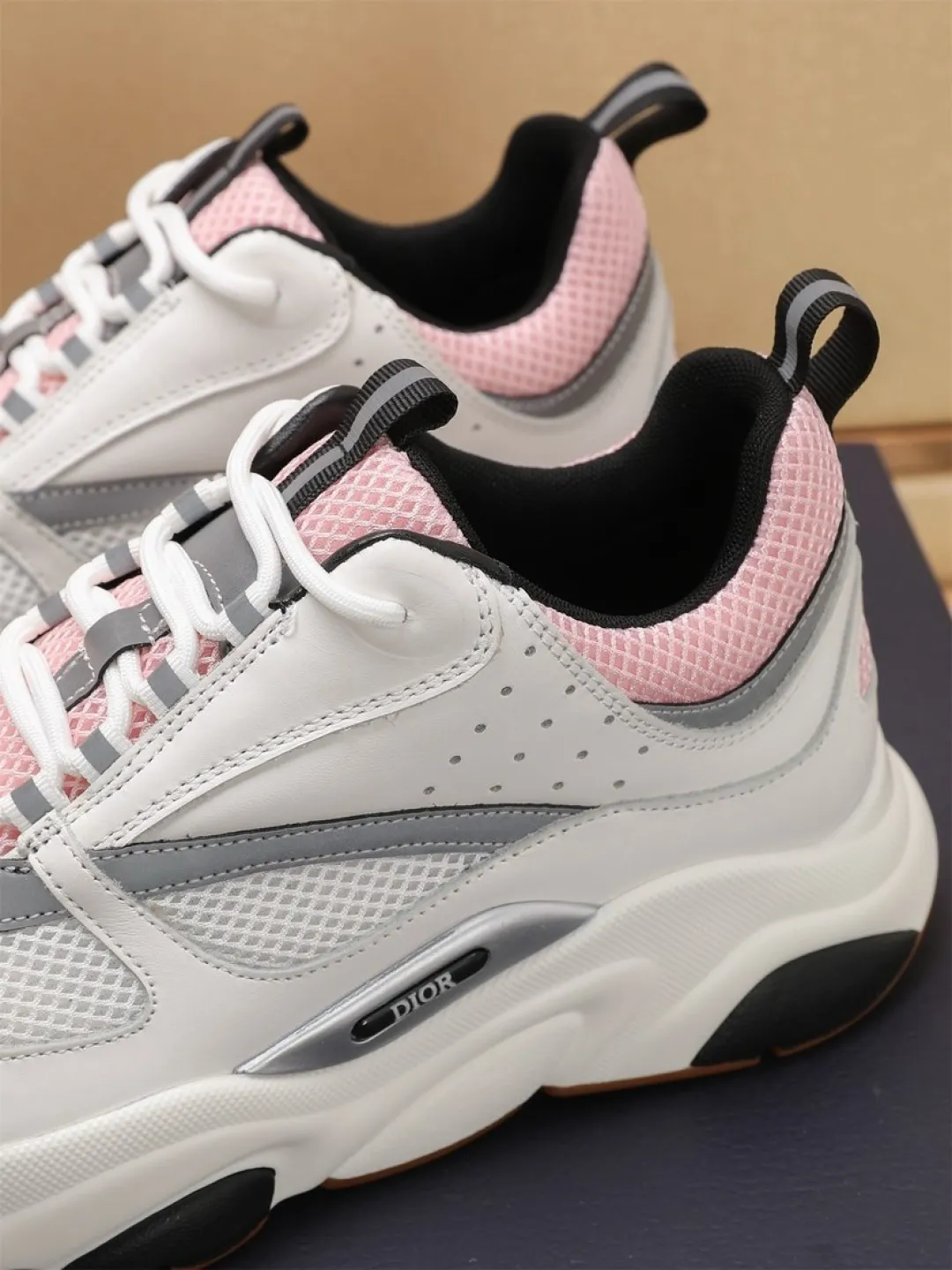 Men's shoes 💰P460💰【Dior】Dior✨ is online at the same time👏 This casual sneaker is a new product in the series and continues Di*r's classic style. The upper is made of original mesh and cow leather, with a two-color textured outsole, and the brand's iconic details on the rear collar and heel to enhance the style. Fashionable and versatile. Wear it with jeans or slacks for a casual look. Size: 38-44 (45 customized)